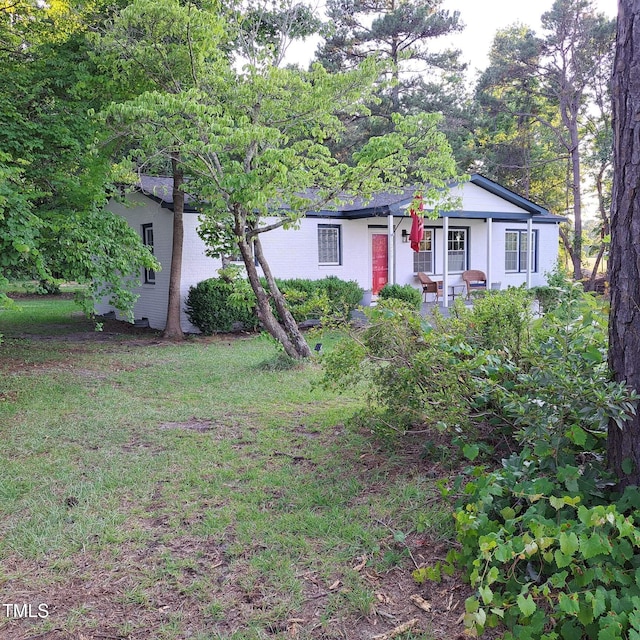 ranch-style house featuring a porch