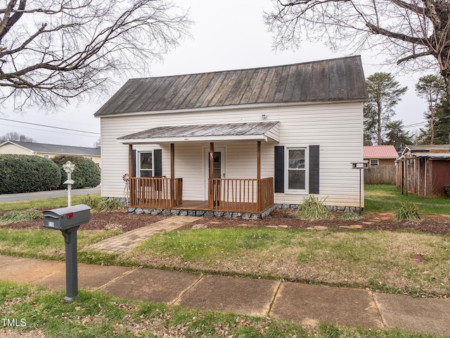 view of front facade featuring a porch and a front yard