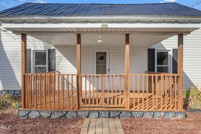 entrance to property featuring a porch