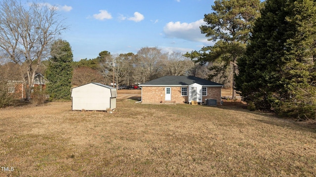 view of yard featuring cooling unit and a storage unit