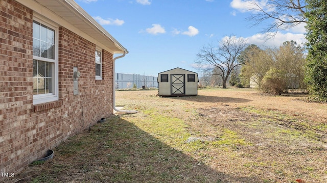 view of yard featuring a shed