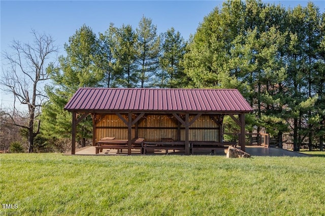 view of property's community featuring a yard