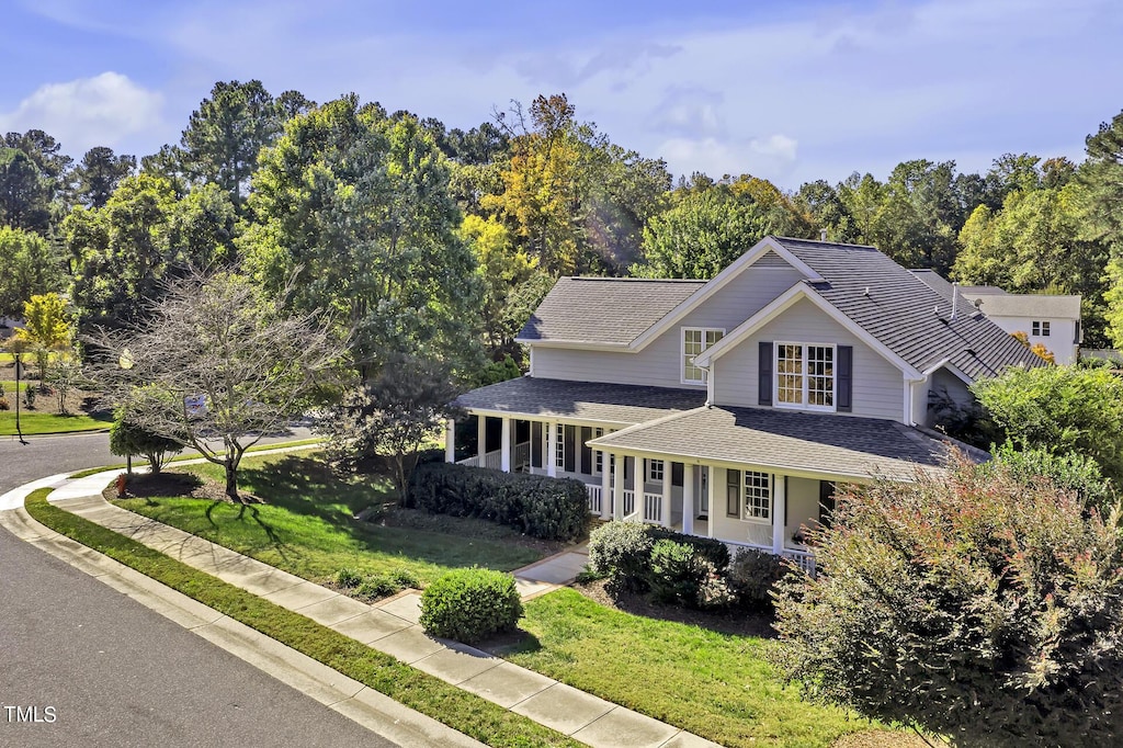 view of front facade with a front lawn