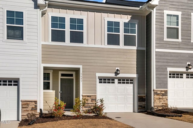 view of front facade featuring a garage