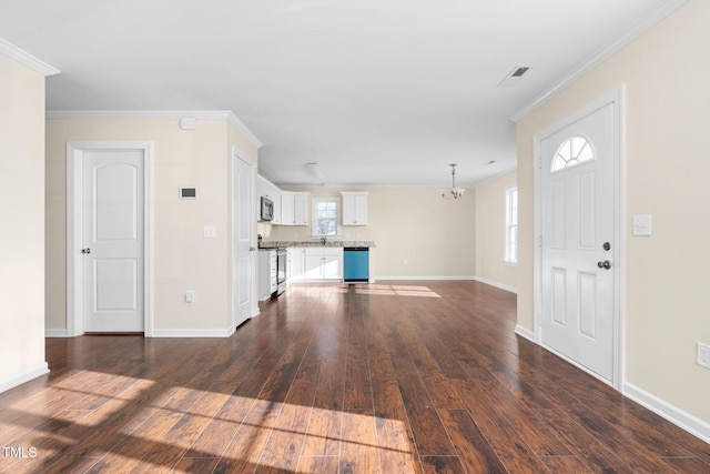 unfurnished living room featuring crown molding, sink, dark wood-type flooring, and an inviting chandelier