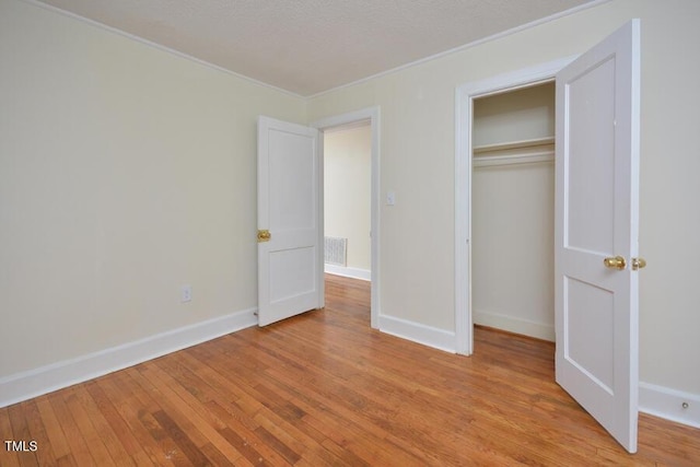 unfurnished bedroom featuring light wood-type flooring and a closet