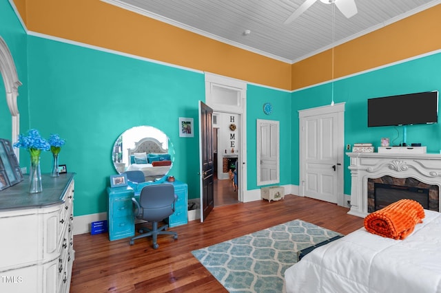 bedroom featuring dark hardwood / wood-style floors, ceiling fan, and crown molding