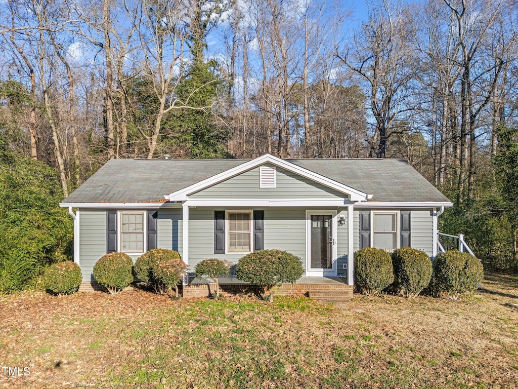 view of front of home with a front lawn