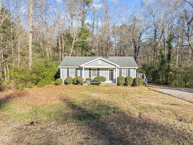 view of front of property featuring a front lawn