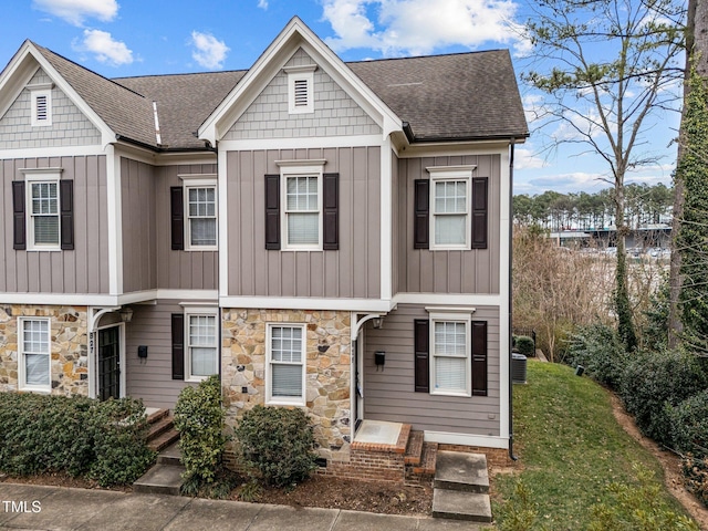 view of front of house featuring a front lawn