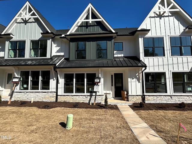 view of front of property featuring a front yard