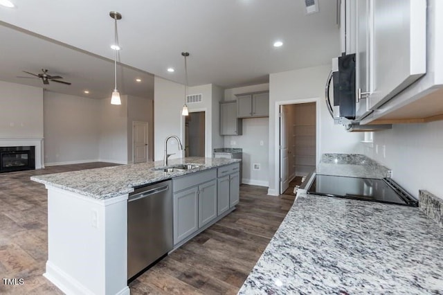 kitchen with sink, decorative light fixtures, a center island with sink, appliances with stainless steel finishes, and gray cabinets