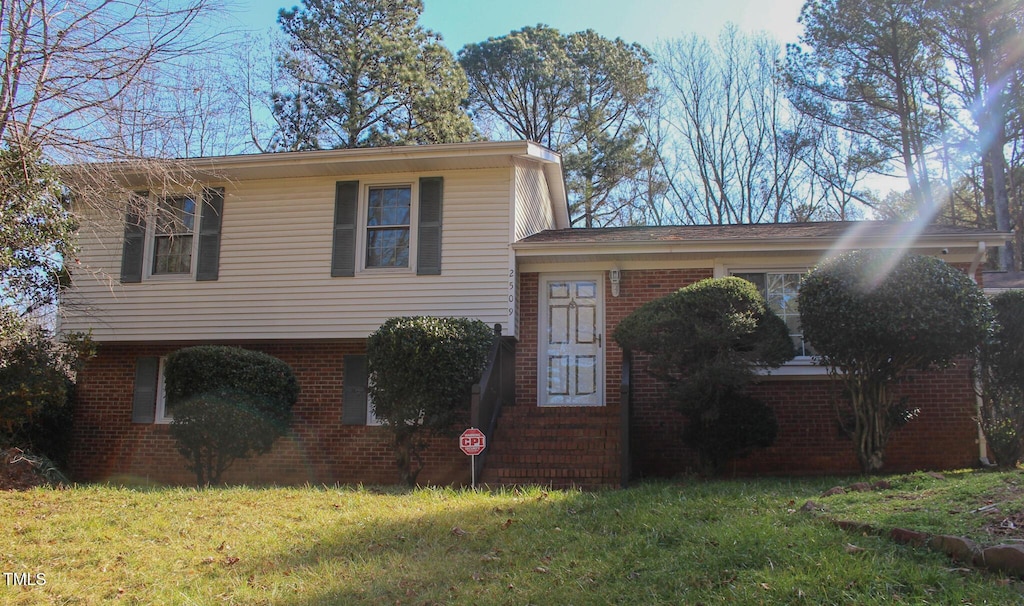 view of front facade featuring a front yard