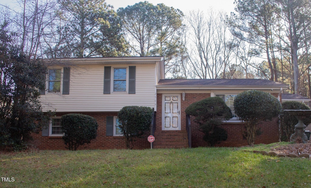 split level home with a front lawn