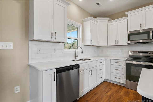 kitchen with a sink, decorative backsplash, visible vents, and stainless steel appliances