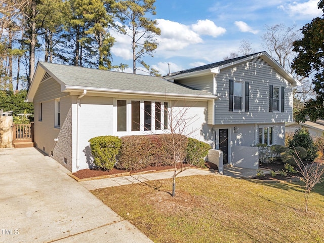 tri-level home featuring a front yard