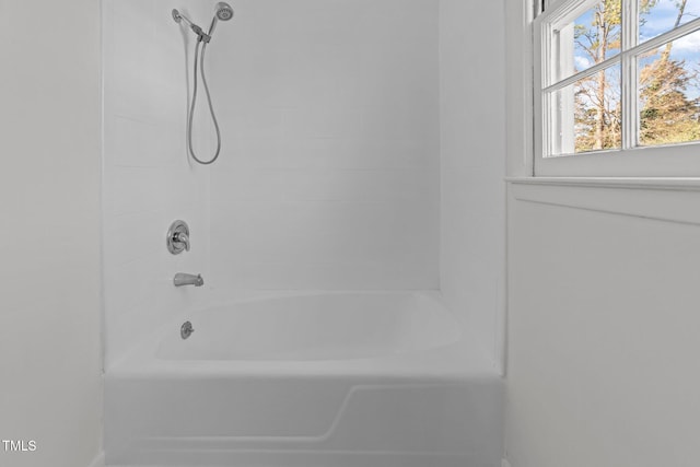 bathroom with tub / shower combination