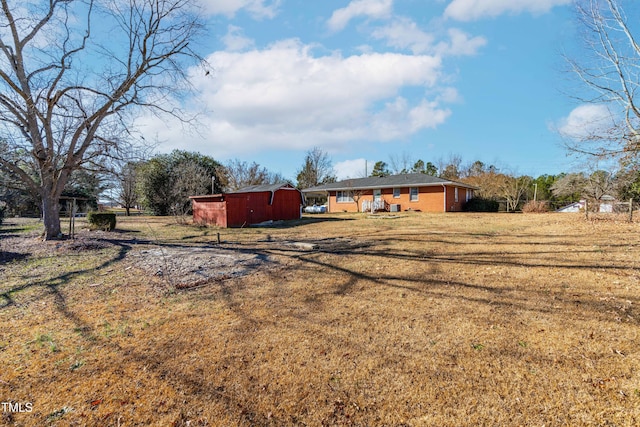 view of yard with a storage shed