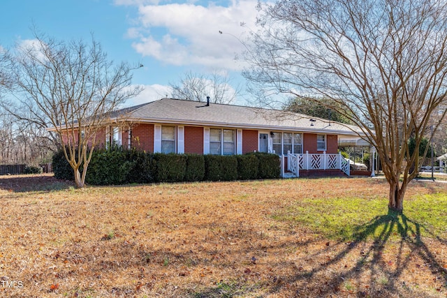 single story home with a front lawn