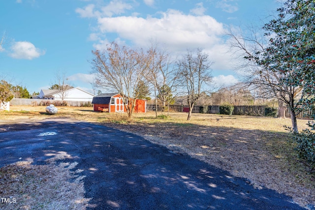 view of yard with an outdoor structure