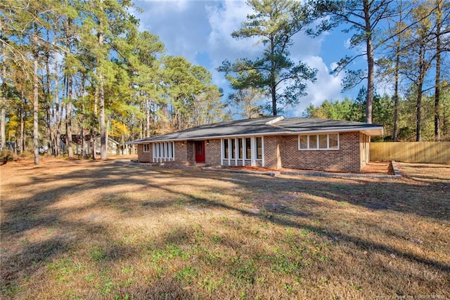 view of front of house featuring a front lawn