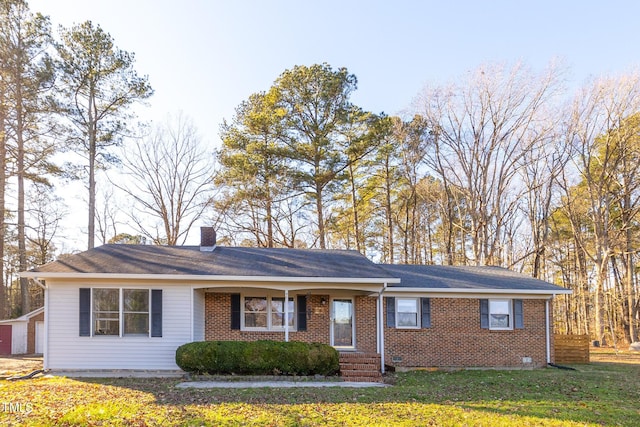 single story home featuring a front lawn