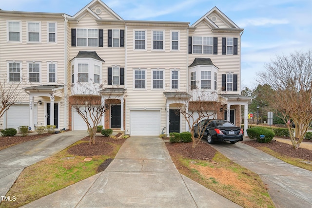 townhome / multi-family property featuring a garage