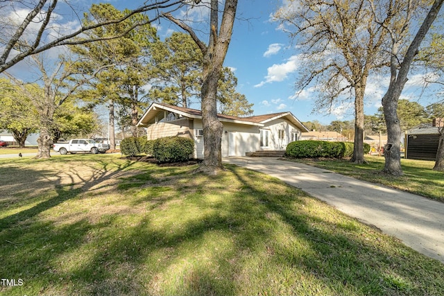 view of front of house featuring a front lawn