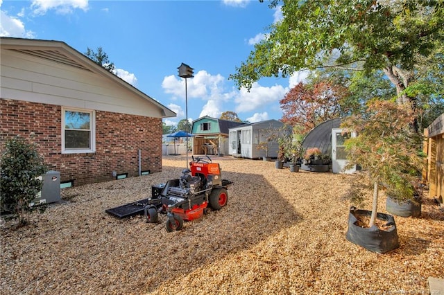 view of yard featuring a storage unit