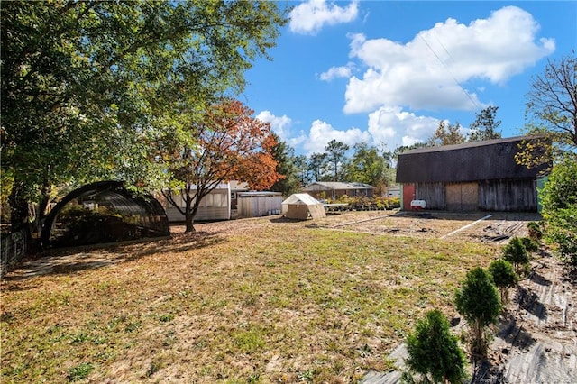 view of yard featuring an outbuilding