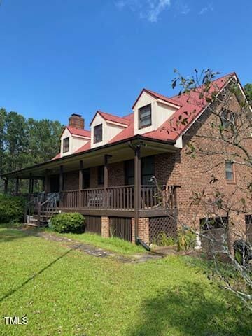 view of front facade featuring a front lawn