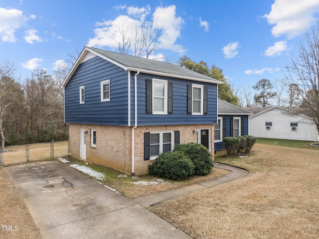 view of front of home featuring a front lawn