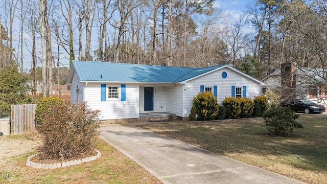 view of front of house featuring a front lawn