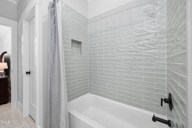 bathroom featuring shower / tub combo with curtain