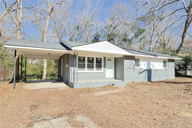 view of front of property featuring a carport