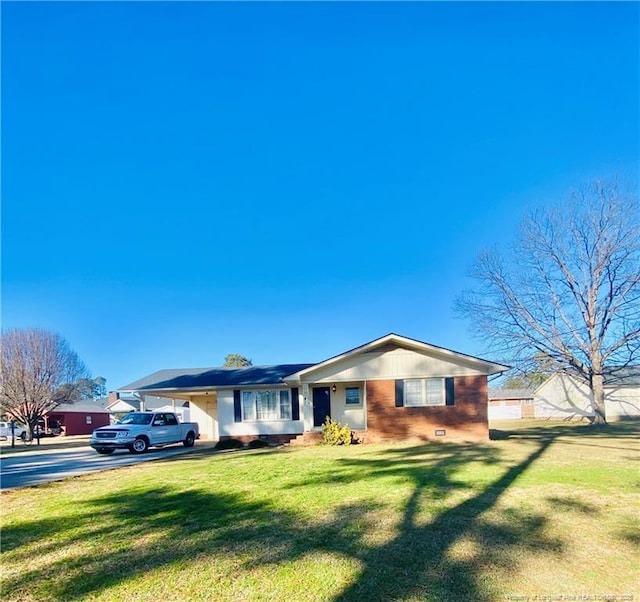 ranch-style house featuring a front lawn and a carport