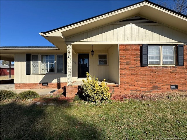 view of front of property featuring a front lawn