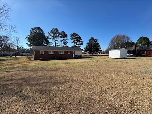 view of yard featuring a storage shed