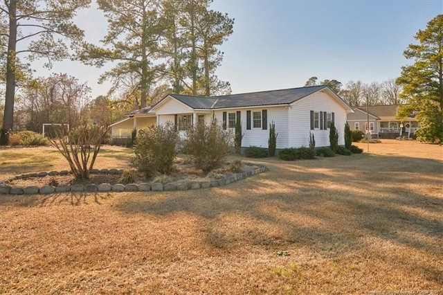 single story home featuring a front lawn