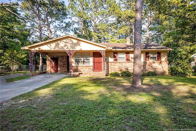 view of front of house featuring a front yard and a carport