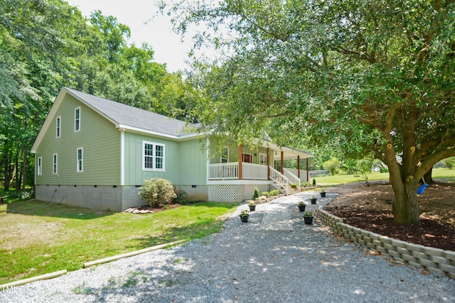 view of front of property featuring covered porch and a front yard