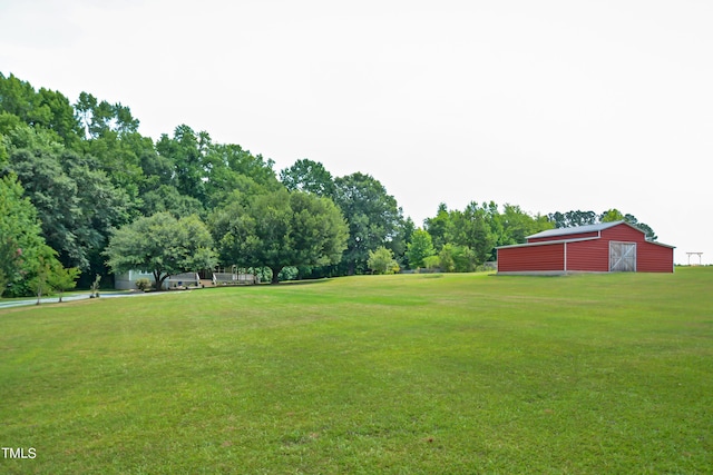 view of yard with an outbuilding and a detached garage