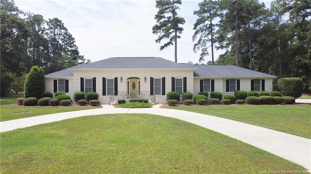 single story home with a front yard