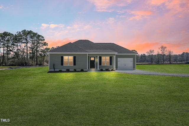 view of front of home with an attached garage, a shingled roof, gravel driveway, and a front yard