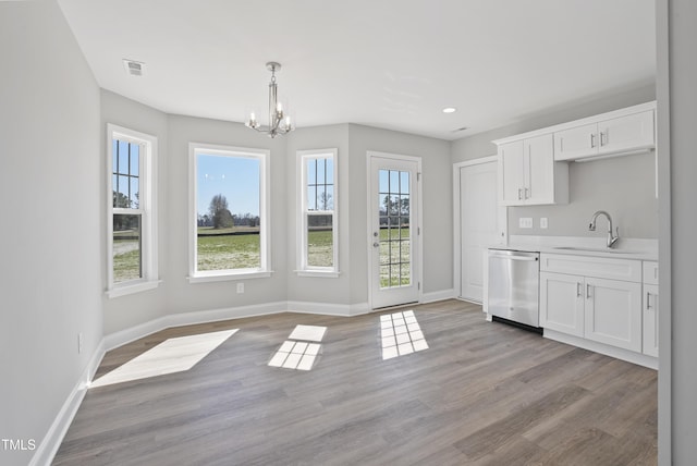 kitchen with visible vents, light wood-style flooring, a sink, an inviting chandelier, and dishwasher