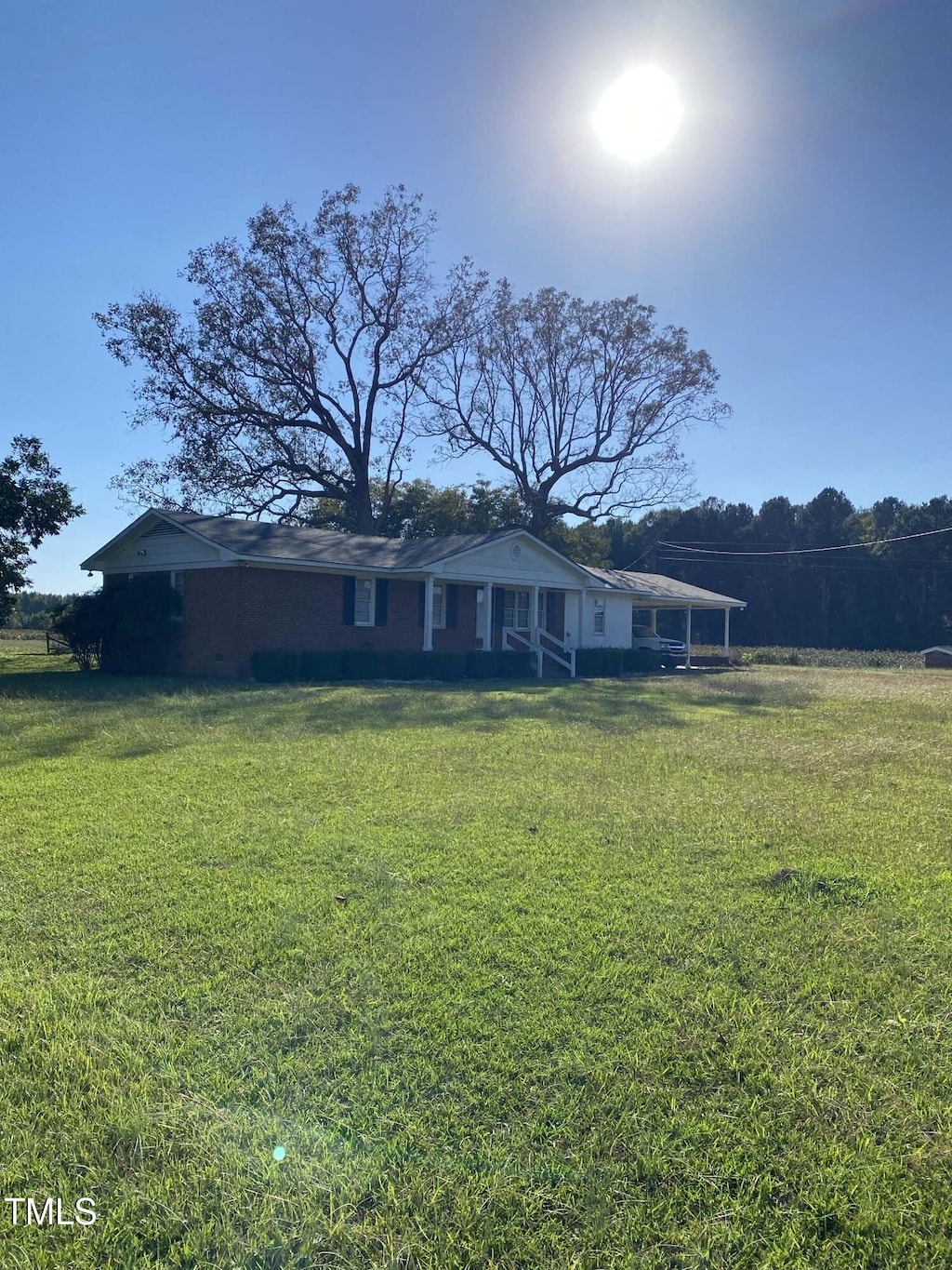 view of front of house with a front lawn