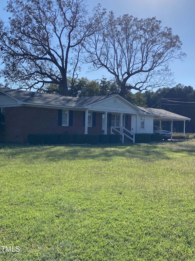 view of front facade featuring a front yard