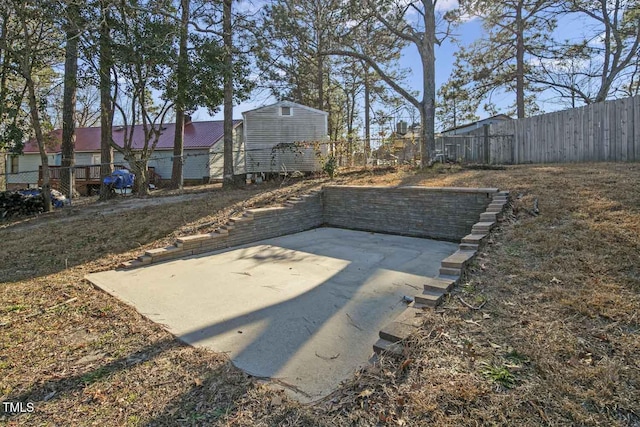 view of yard featuring a patio area