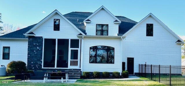 view of front facade featuring a front lawn