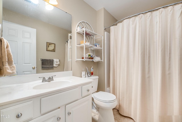 bathroom featuring a shower with shower curtain, vanity, and toilet